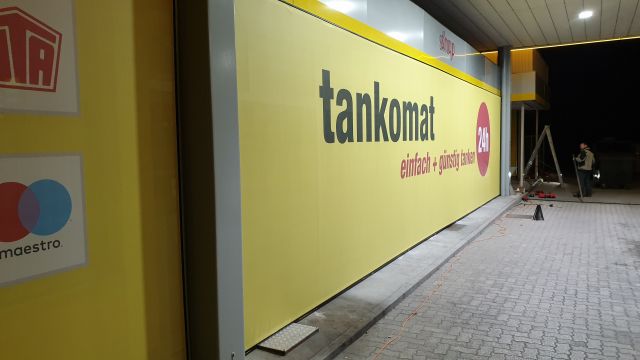 Fassadenverkleidung komplette Tankstelle inkl. Spannrahmensystem, Druck und Montage – Referenz AbdeX