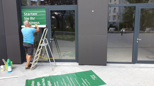 Makler Lokalvermietung Beschriftung inkl. Druck und Montage – Referenz AbdeX